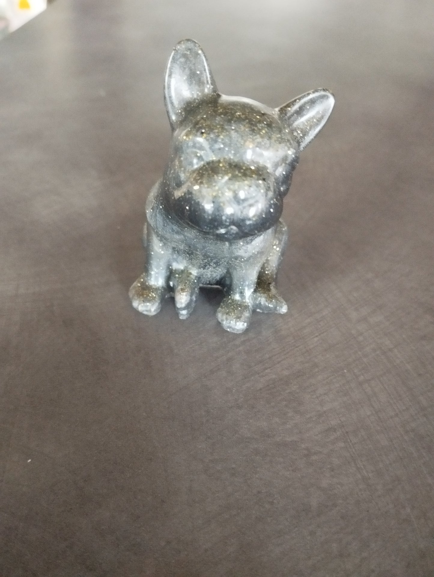 Chien en résine époxy